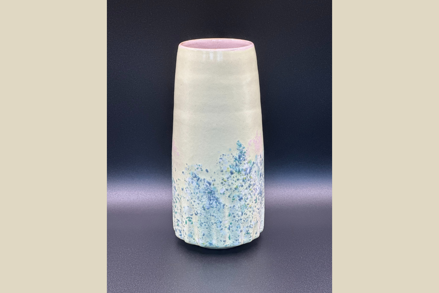 Moderne Vase med Spættet Mønster - Blå/Hvid med Lyserød Kant