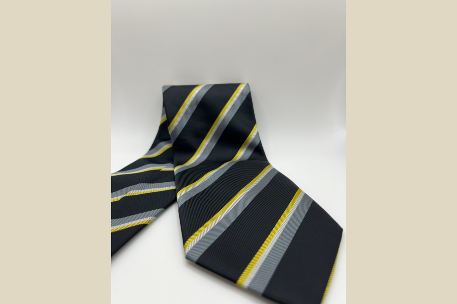 Hugo Boss Silkeslips - Sort med Gul/Grå Striber (Genskabt)