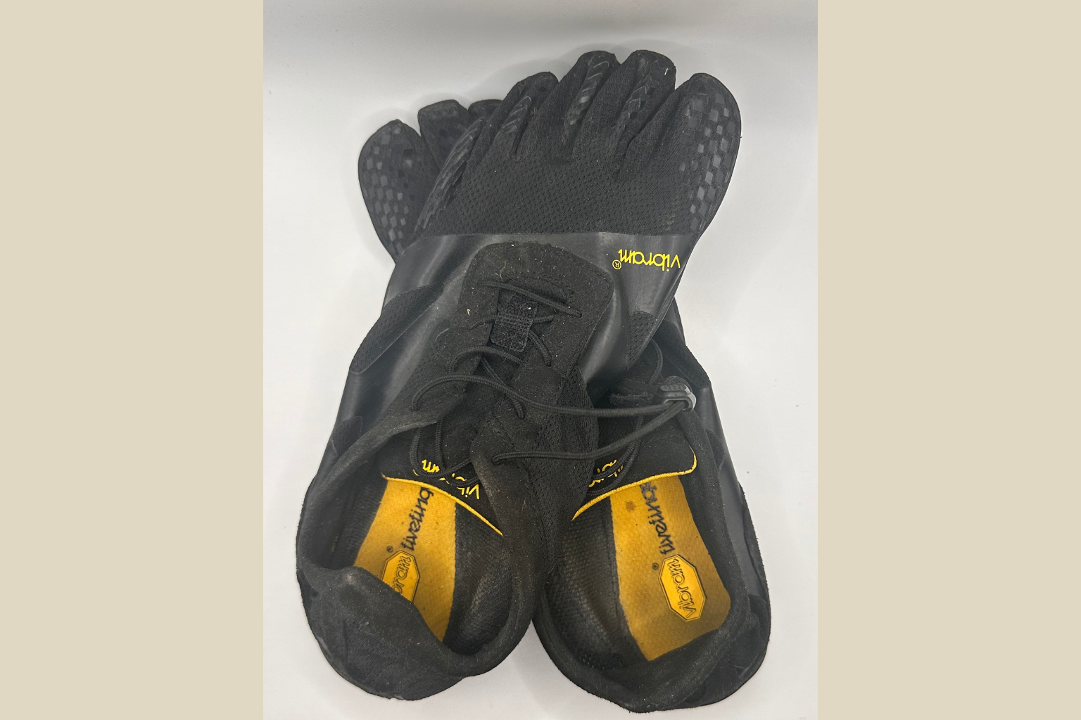 Vibram FiveFingers Løbesko - Sort/Gul Str. 42.5 Fem Tæer Design (Genbrugt)