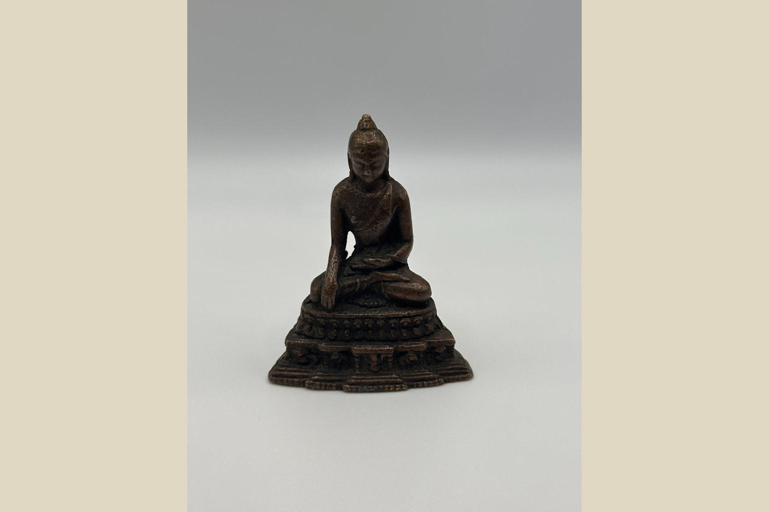Antik Buddha-figur - Bronzepatina Meditation (Genskabt)