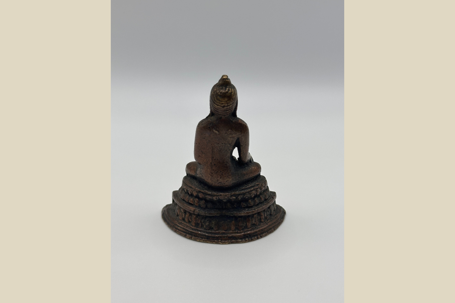 Antik Buddha-figur - Bronzepatina Meditation (Genskabt)