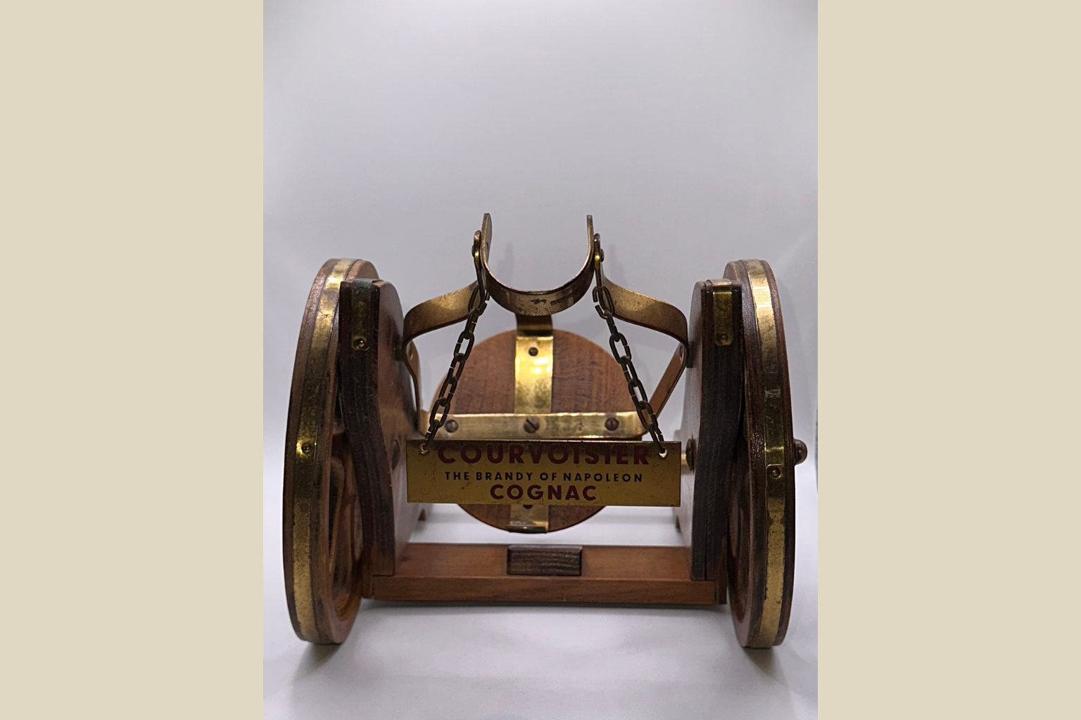 Courvoisier Cognac Kanon Flaskeholder - Træ & Messing (Genbrugt)