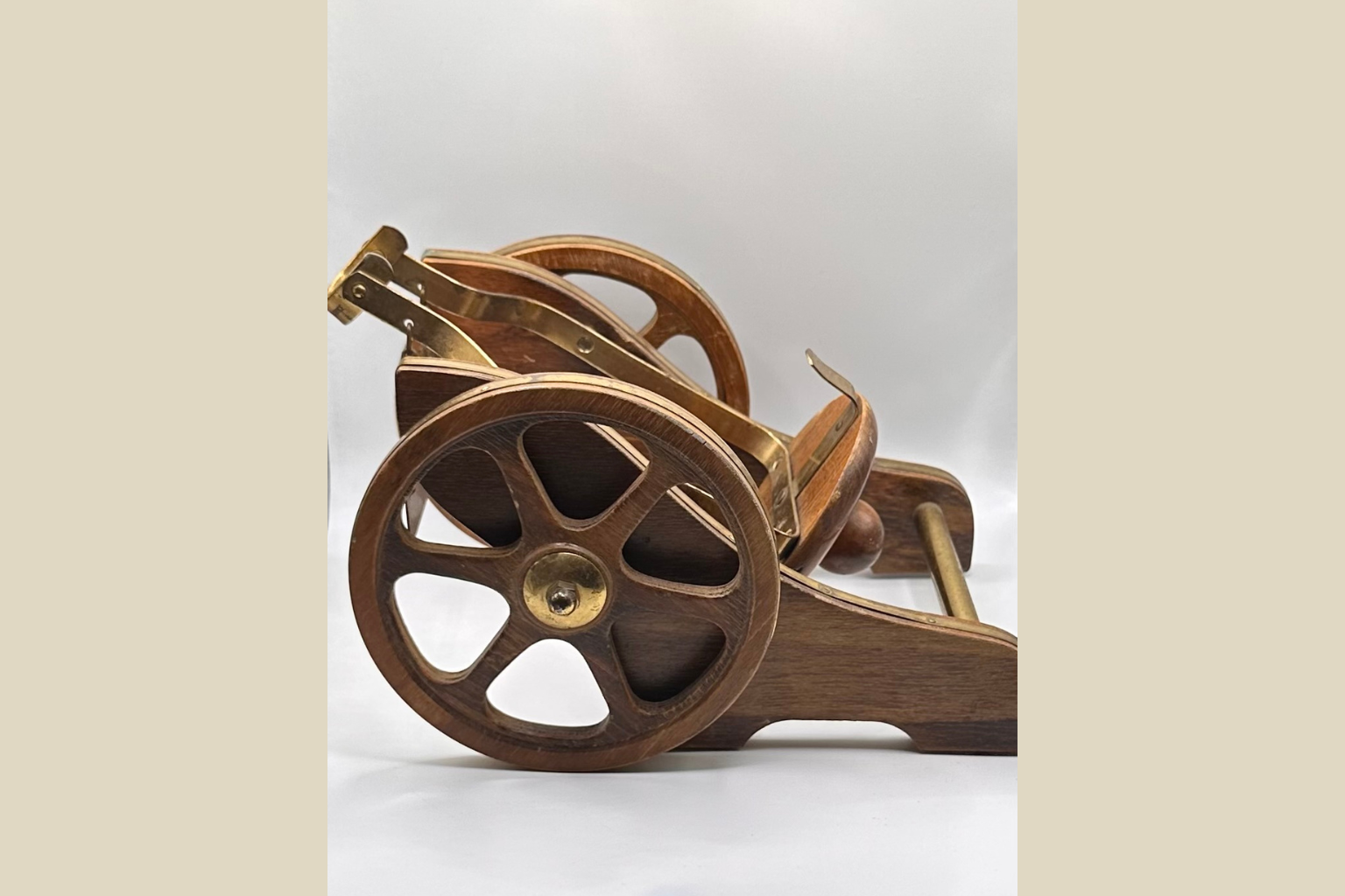Courvoisier Cognac Kanon Flaskeholder - Træ & Messing (Genbrugt)
