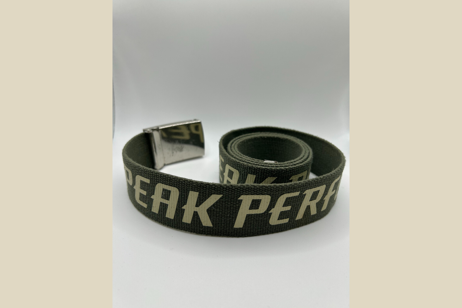 Peak Performance Bælte - Militærgrøn med P-Logo og Tekst (Genbrugt)