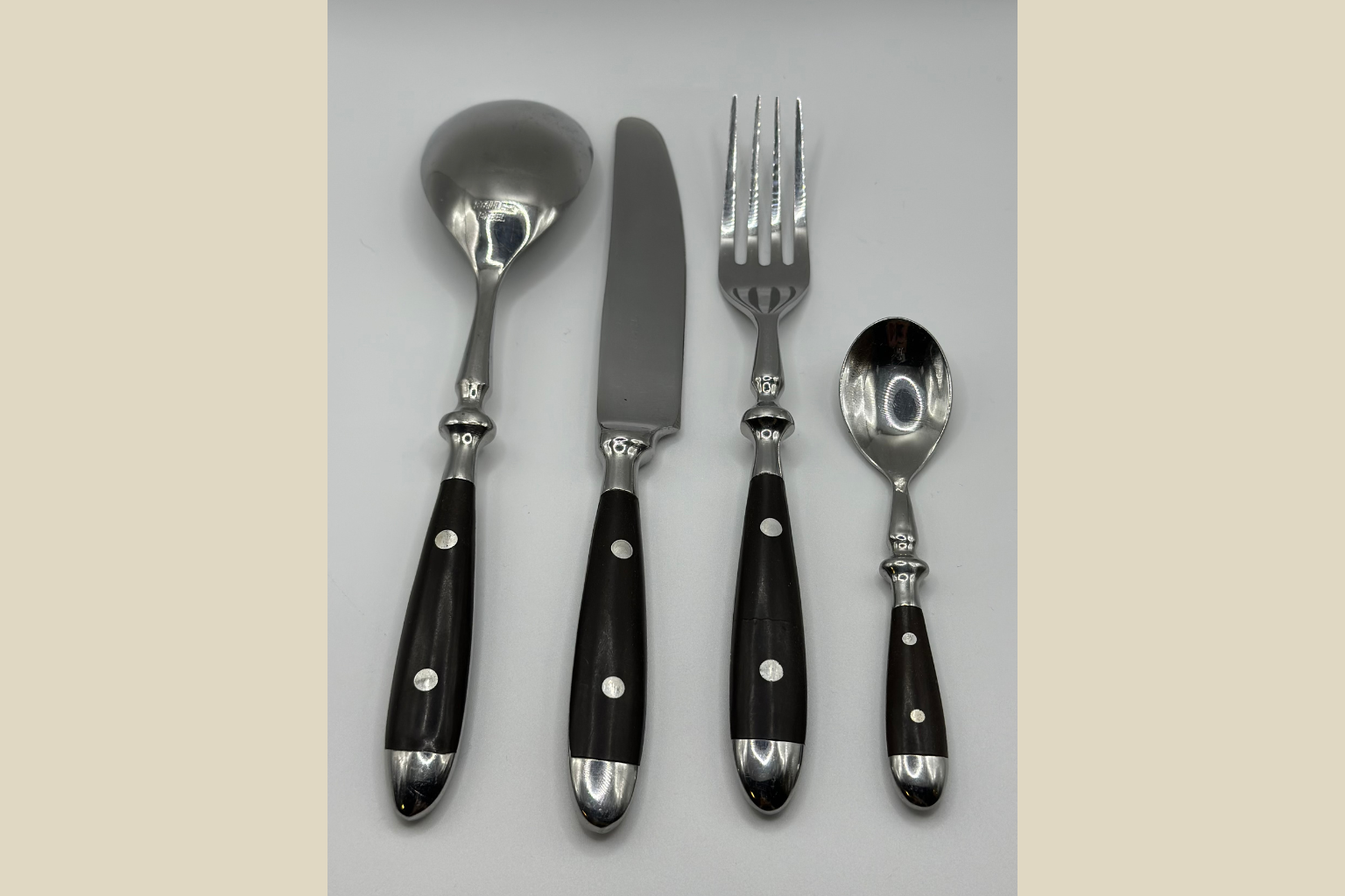 Elegant Bestiksæt - Sort Håndtag med Rustfrit Stål 4 Dele (Genbrugt)