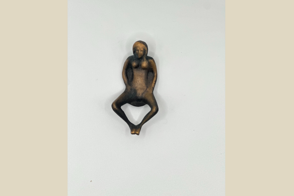 Lille Bronzeskulptur - Siddende Kvindelig Figur Moderne Kunst (Genbrugt)