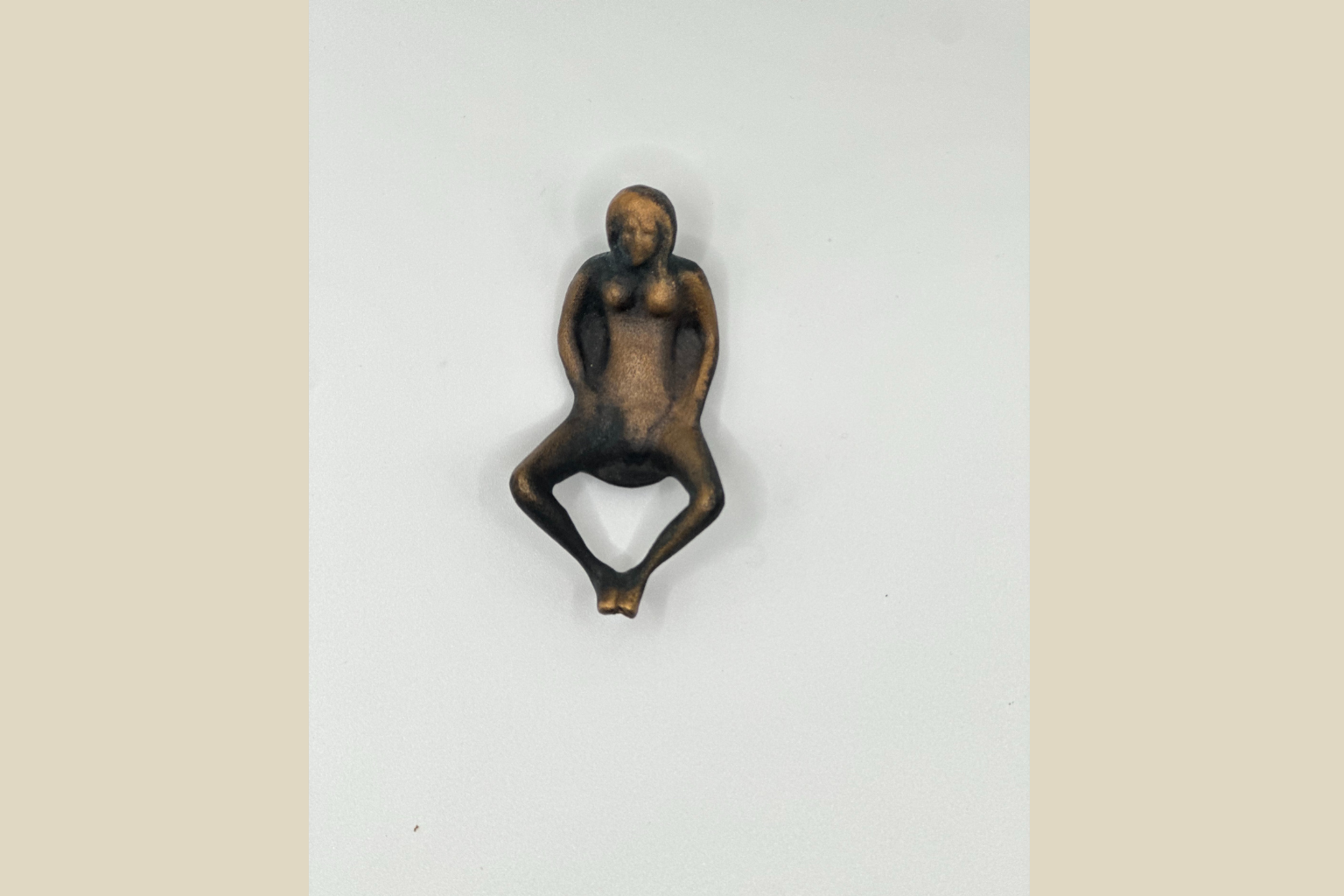 Lille Bronzeskulptur - Siddende Kvindelig Figur Moderne Kunst (Genbrugt)