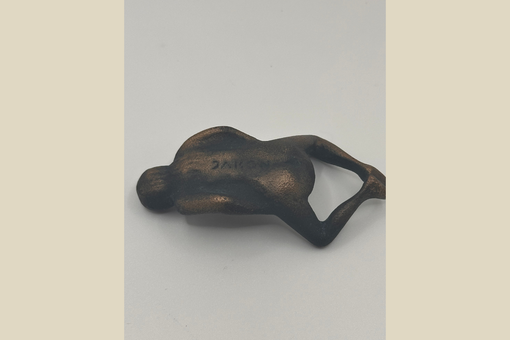 Lille Bronzeskulptur - Siddende Kvindelig Figur Moderne Kunst (Genbrugt)