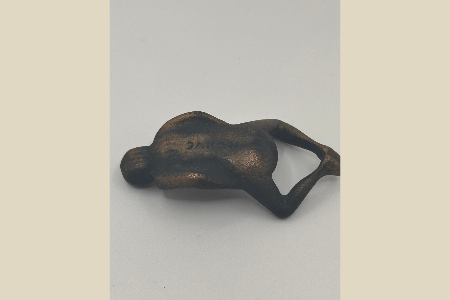 Lille Bronzeskulptur - Siddende Kvindelig Figur Moderne Kunst (Genbrugt)