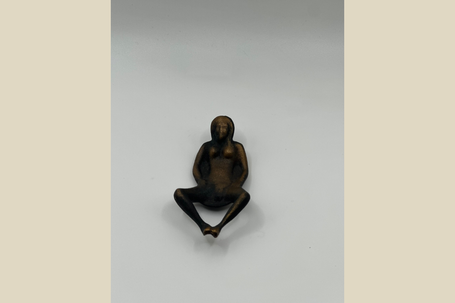 Lille Bronzeskulptur - Siddende Kvindelig Figur Moderne Kunst (Genbrugt)