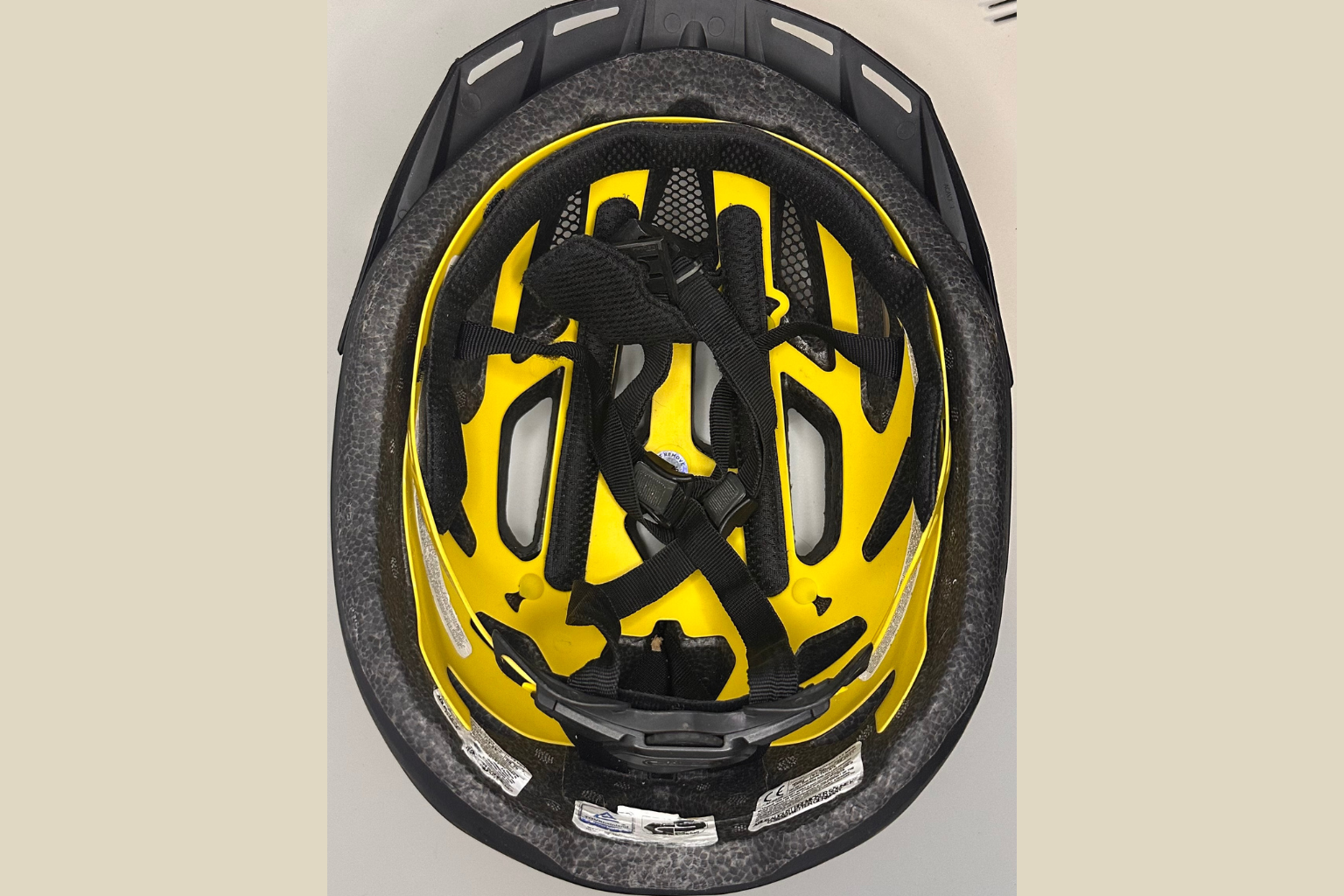 ABUS Cykelhjelm med MIPS - Sort med Gule Detaljer (Genbrugt)
