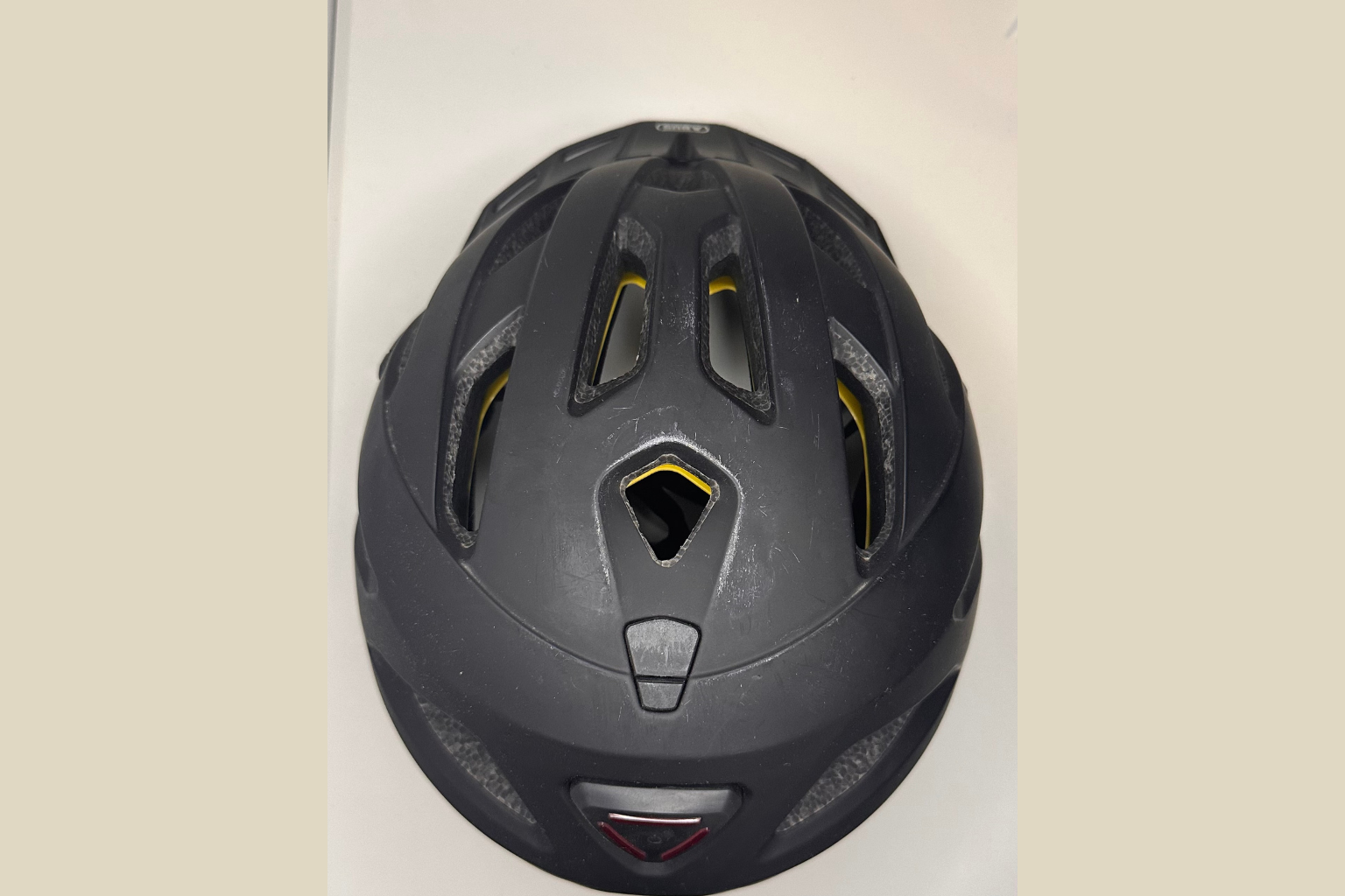 ABUS Cykelhjelm med MIPS - Sort med Gule Detaljer (Genbrugt)