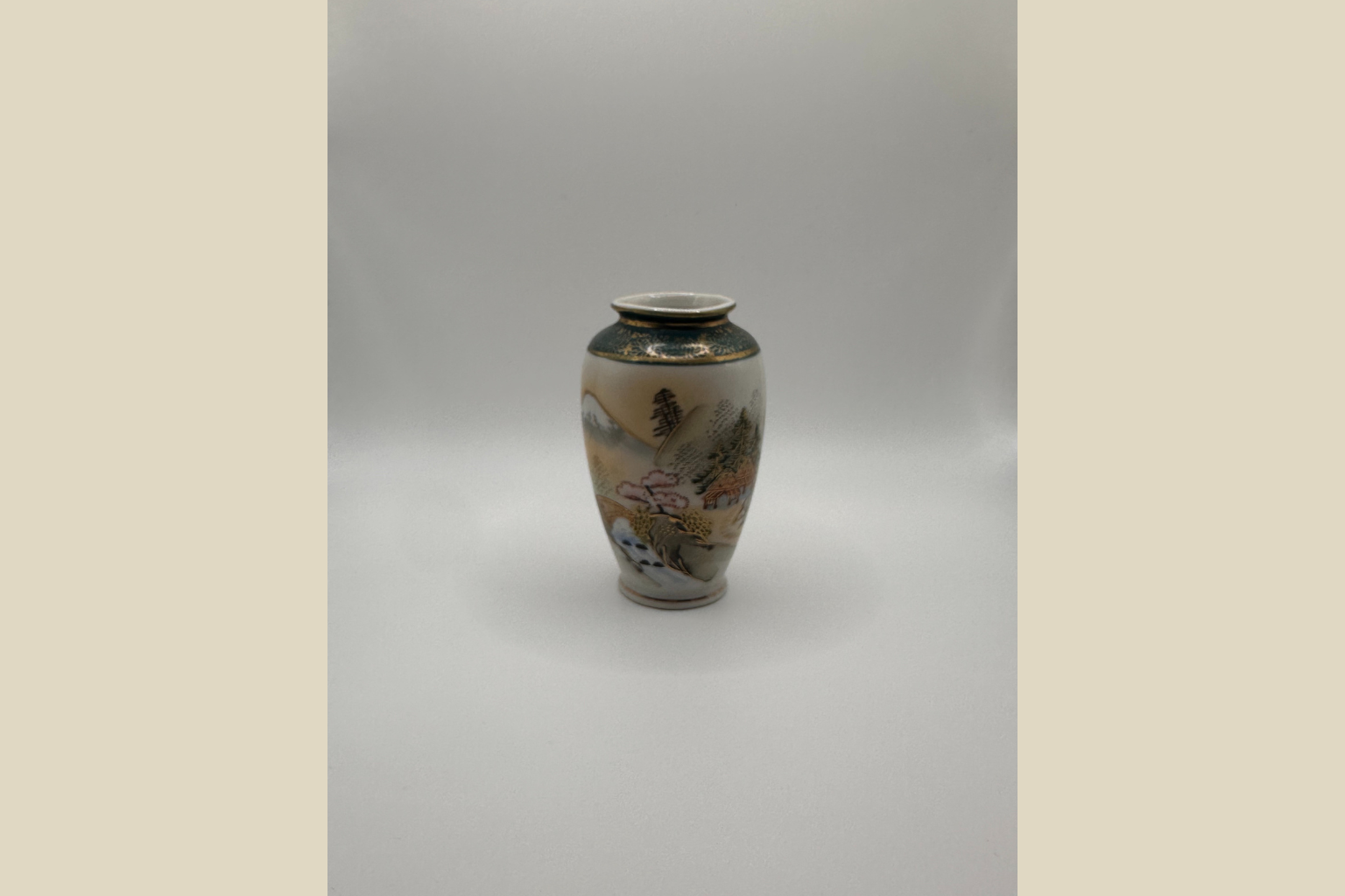 Japansk Vase med Håndmalede Landskabsmotiver - Made in Japan (Genbrugt)