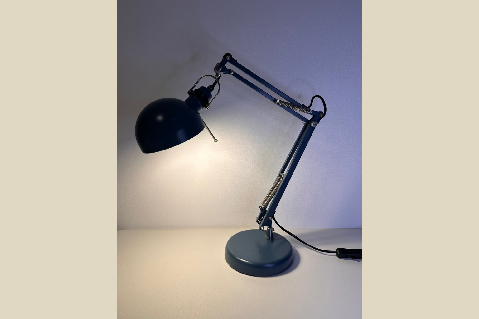 Blå Justerbar Skrivebordslampe med Leddet Arm (Genbrugt)