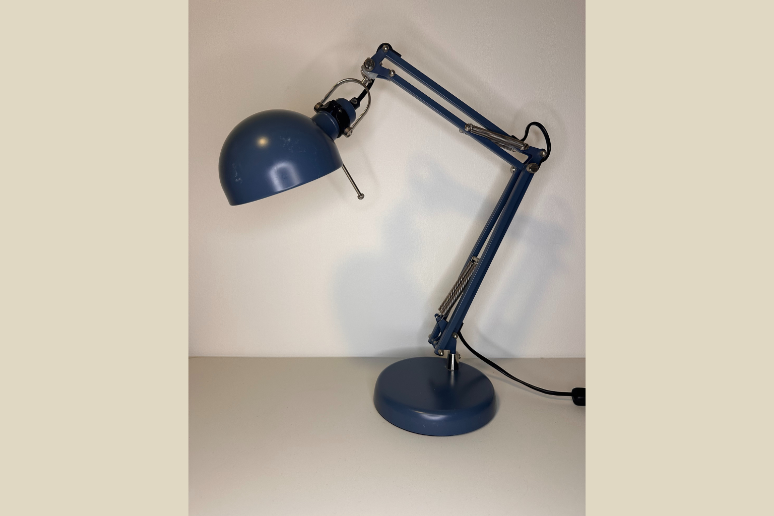 Blå Justerbar Skrivebordslampe med Leddet Arm (Genbrugt)