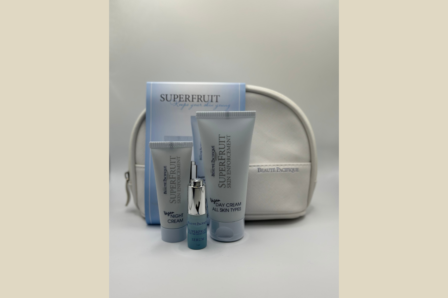 SUPERFRUIT Hudplejegavesæt - Natcreme, Dagcreme & Serum med Taske